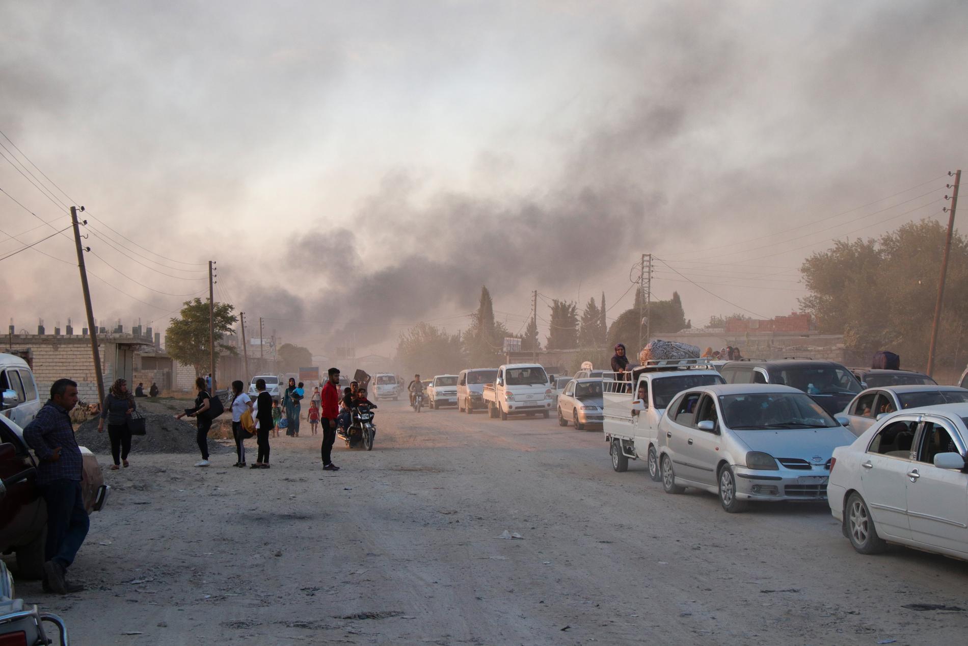 Syrier flyr beskjutning från turkiska styrkor i Ras al-Ayn under onsdagen.