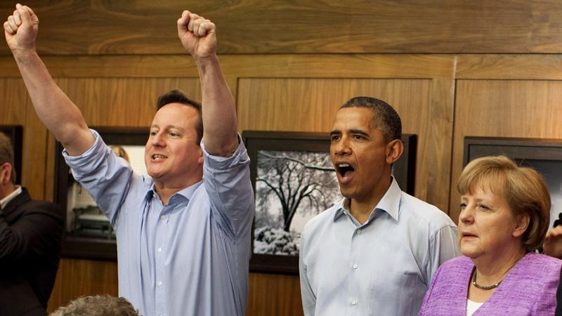 ”Medlade” Obama hamnade mitt emellan David Cameron och Angela Merkel under CL-dramatiken.