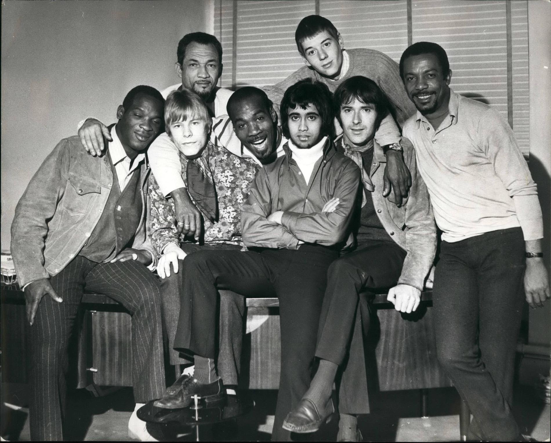 År 1967 bestod bandet The Foundations av Clem Curtis, Allan Warner, Eric Allan Dale, Tony Gomesz, Peter Macbeth, Pat Burke, Mike Elliot och Tim Harris.