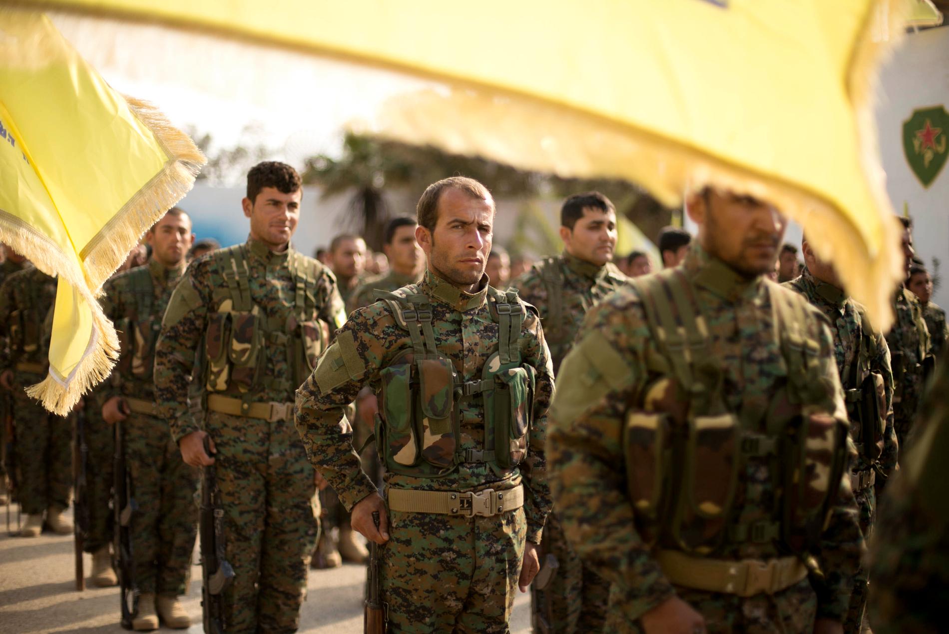 SDF-soldater medverkar i en ceremoni sedan man besegrat terrorsekten Islamiska staten i byn Baghouz i östra Syrien 2019. Arkivbild.
