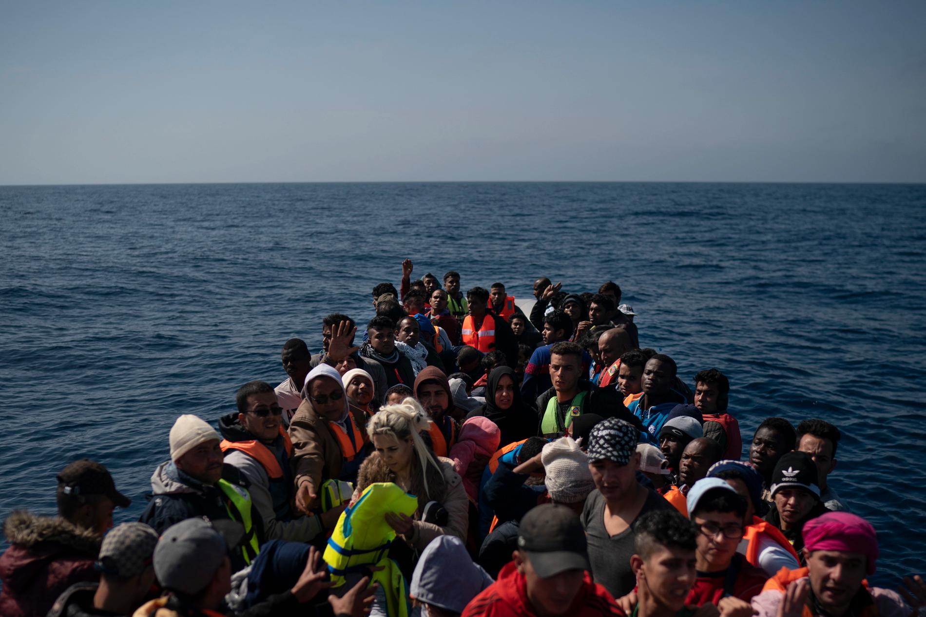 Drygt 100 flyktingar väntar på att bli räddade ur sin gummibåt på Medelhavet. Trots att färre migranter tar sig till EU nu, är det fortfarande många som dör under resan. Arkivbild.