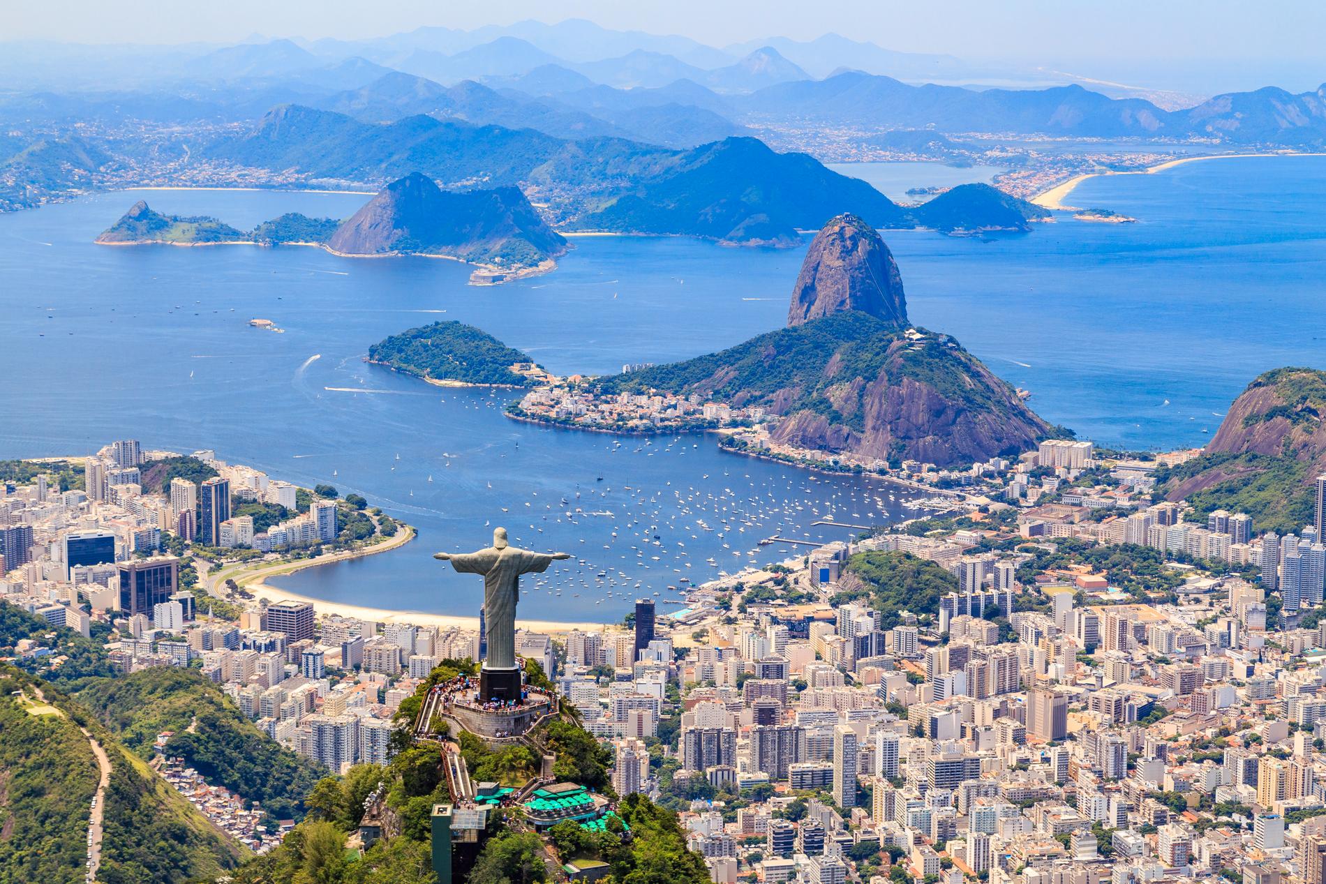 På det 710 meter höga berget Corcovado i Rio står Kristusstatyn och blickar ut över den brasilianska staden.