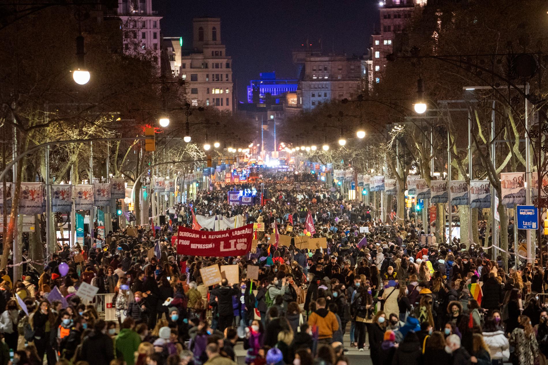 Distans försökte hållas i manifestationer på internationella kvinnodagen i Barcelona.