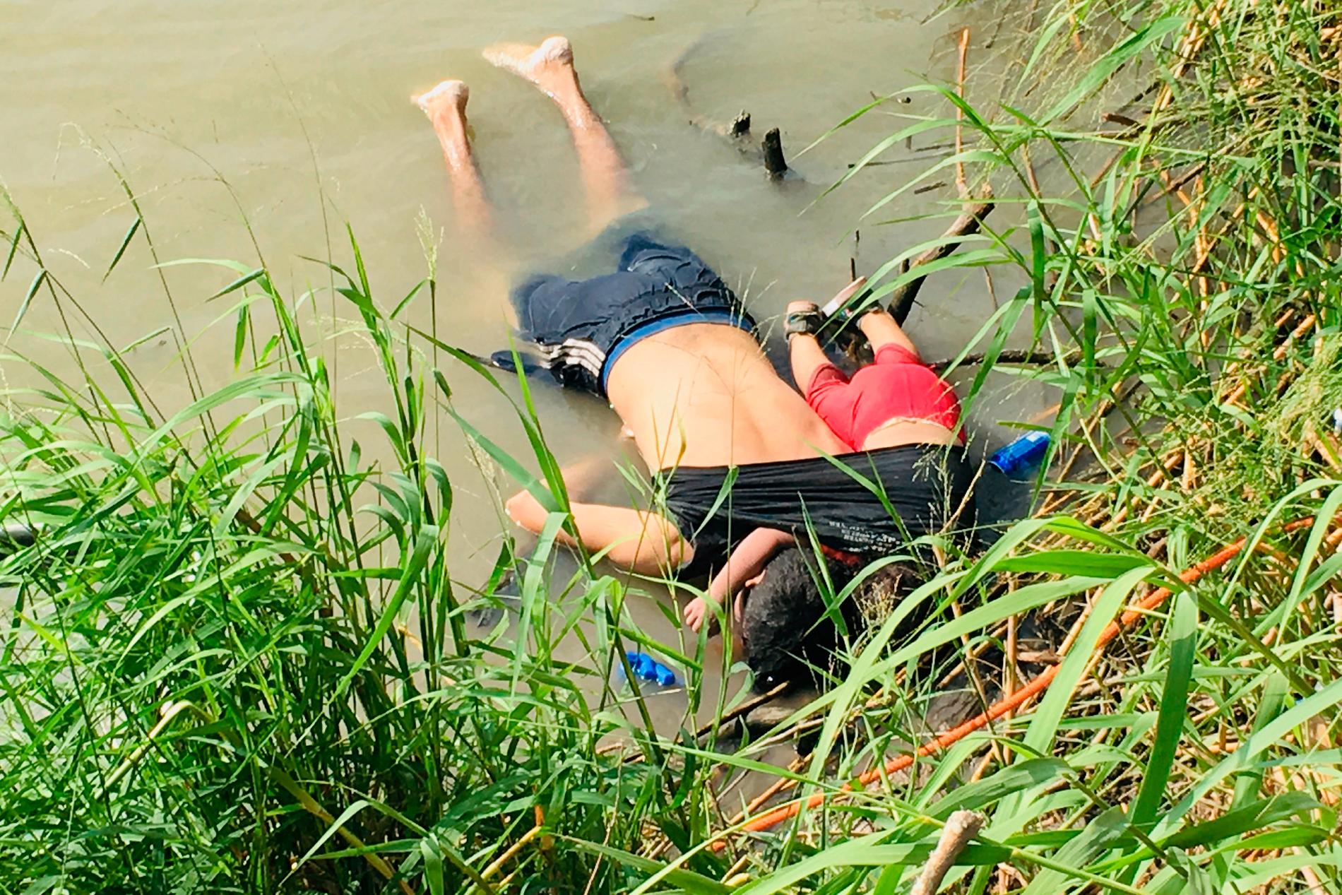 26-årige Óscar Alberto Martínez Ramírez och dottern Valeria hittades drunknade i närheten av den mexikanska gränsstaden Matamoros i måndags.