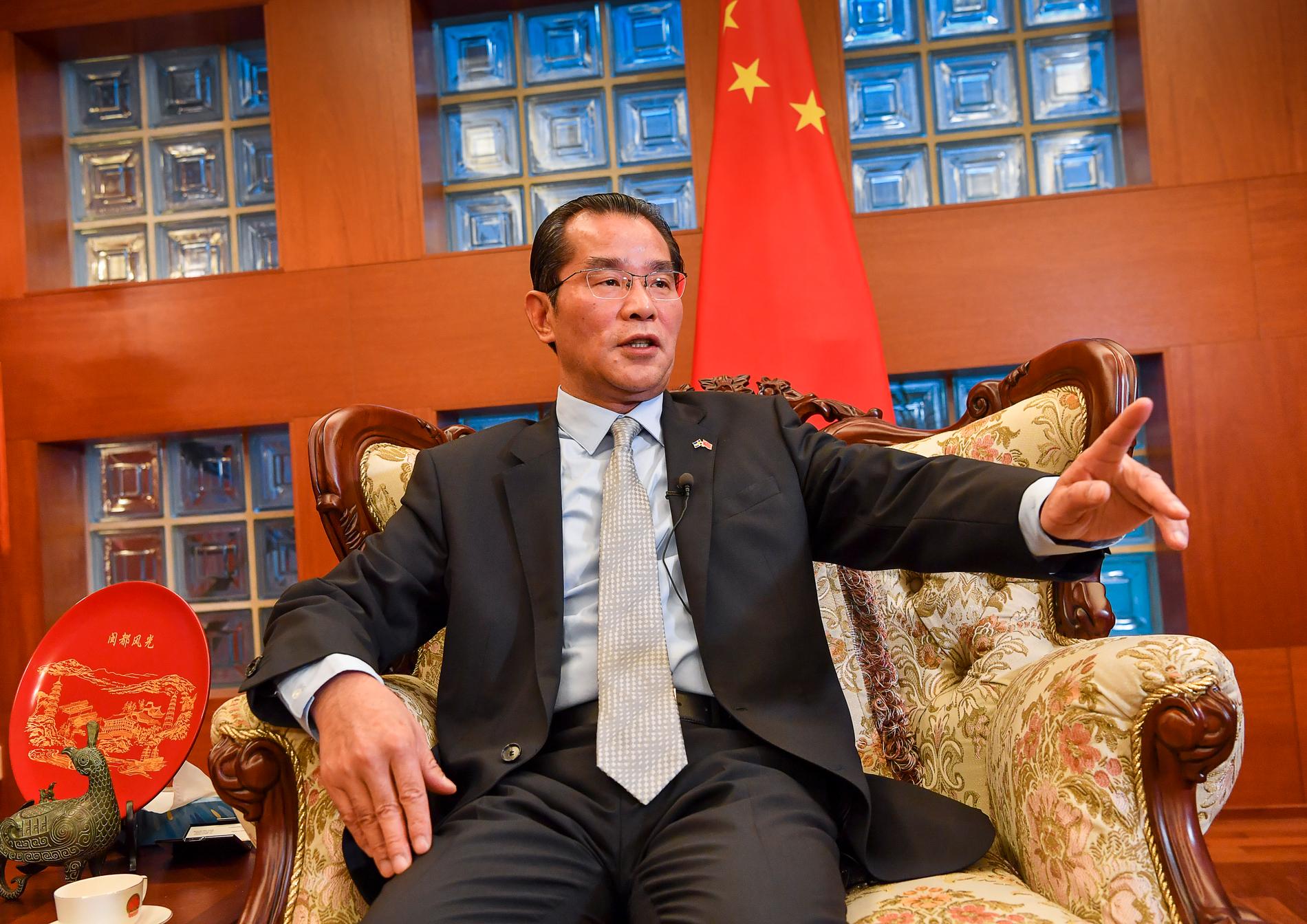 Kinas ambassadör Gui Congyou varnar svenska regeringsföreträdare.