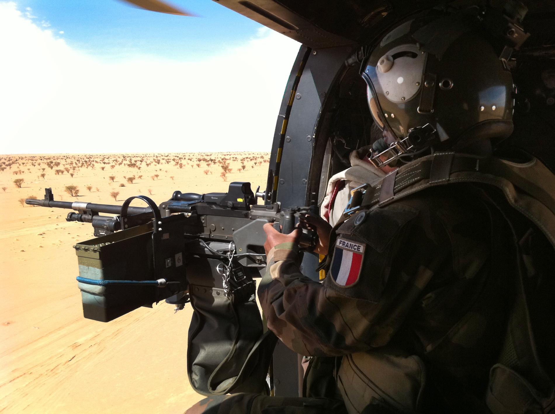 En fransk helikopter på väg mot staden Tesalit i norra Mali. Arkivbild.