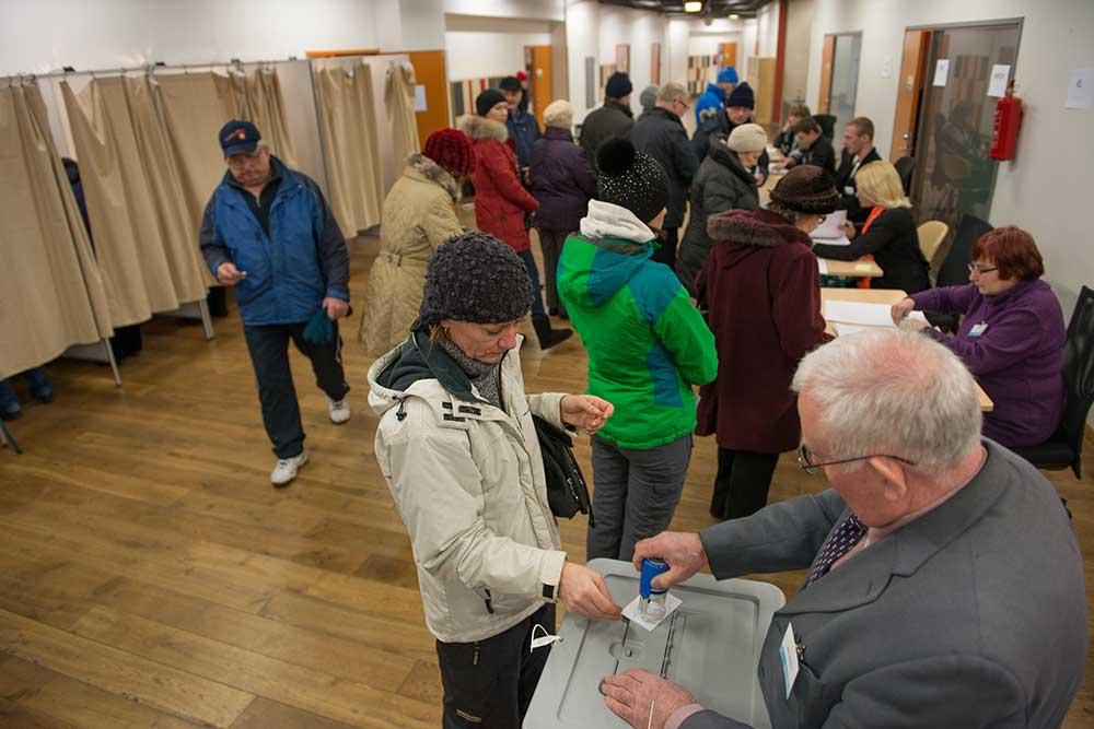 64 procent gick och röstade Ungefär lika många som vid det förra valet, 2011, valde att gå och rösta.
