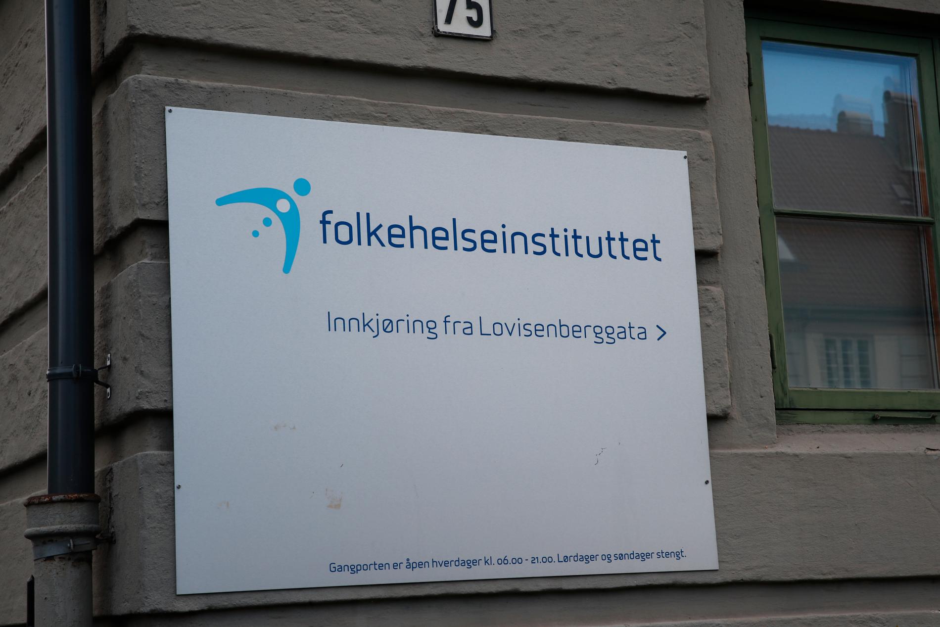 Smittskyddsexperterna vid Folkehelseinstituttet i Norge har en rådgivande funktion och inte samma roll som kollegorna på svenska Folkhälsomyndigheten.