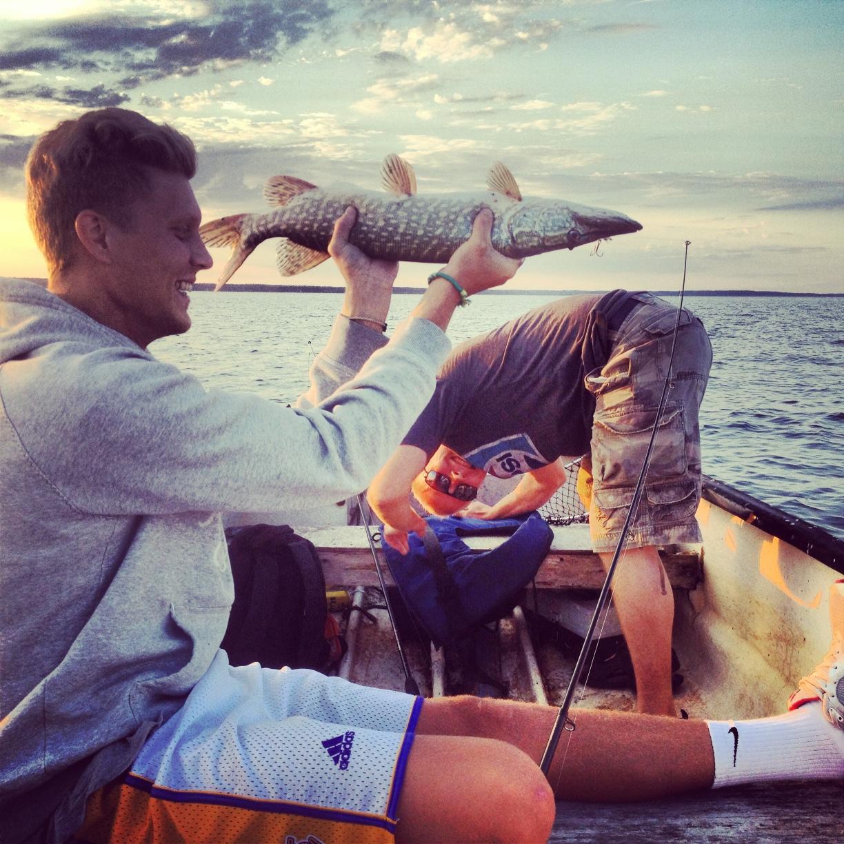 Pojkvän och bror på en fiskekväll i Vänersborg