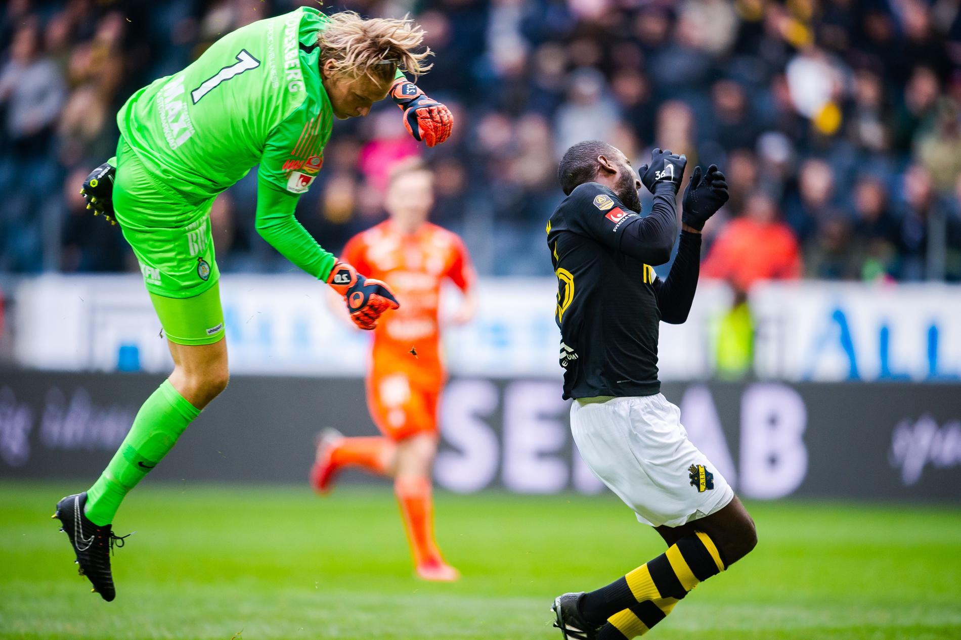 AFC:s målvakt Ole Söderberg sparkar AIK:s Henok Goitom