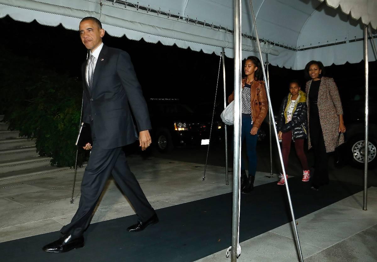 Home sweet home Barack Obama med frun Michelle och döttrarna Sasha och Malia i släptåg stegar hem mot Vita huset i Washington – igen. Nu väntar hårt arbete för presidenten som måste få bukt på landets minst sagt akuta ekonomiska läge.