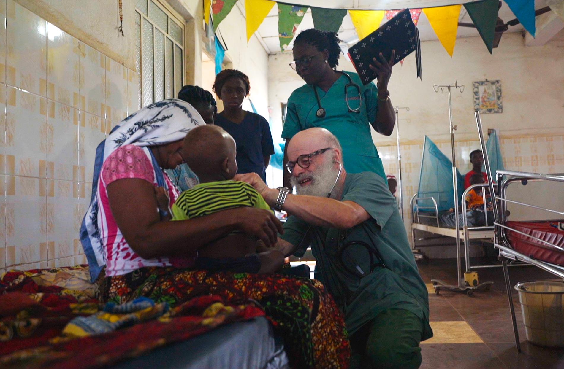 Lars Seligman, 79, från Bombali health development volontärarbetar på barnsjukhus i Sierra Leone. 