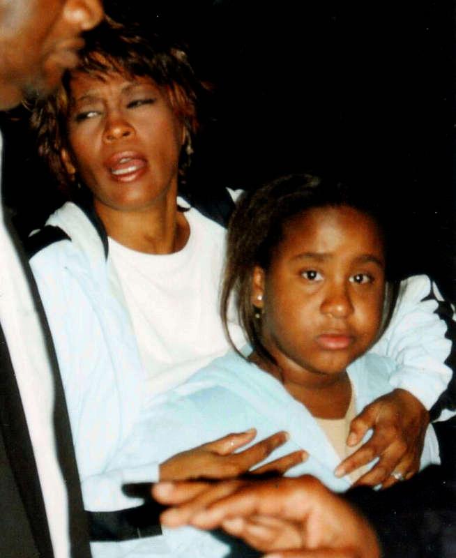 Whitney Houston håller om sin dotter Bobby Kristina efter en konsert i Tyskland 2004. Hon och dåvarande maken Bobby Brown, ska enligt parets chaufför, varit höga nästan dagligen under dotterns uppväxt.