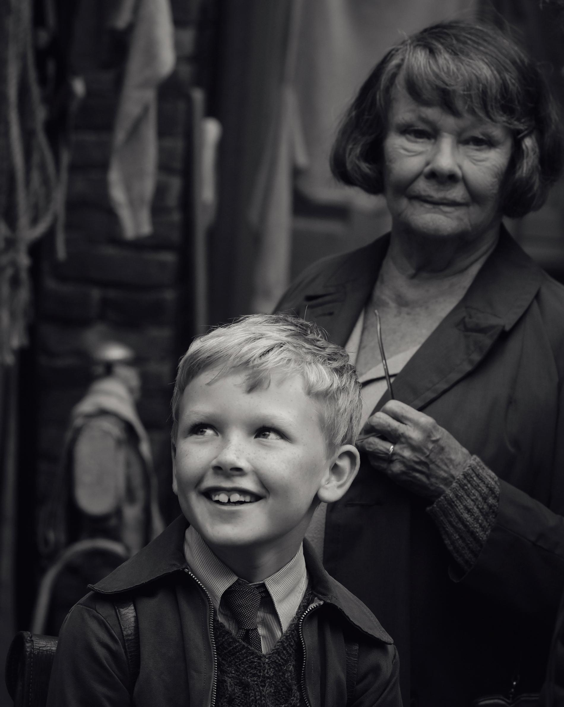 Jude Hill i rollen som Buddy i "Belfast". Judi Dench spelar hans farmor i filmen. Pressbild.