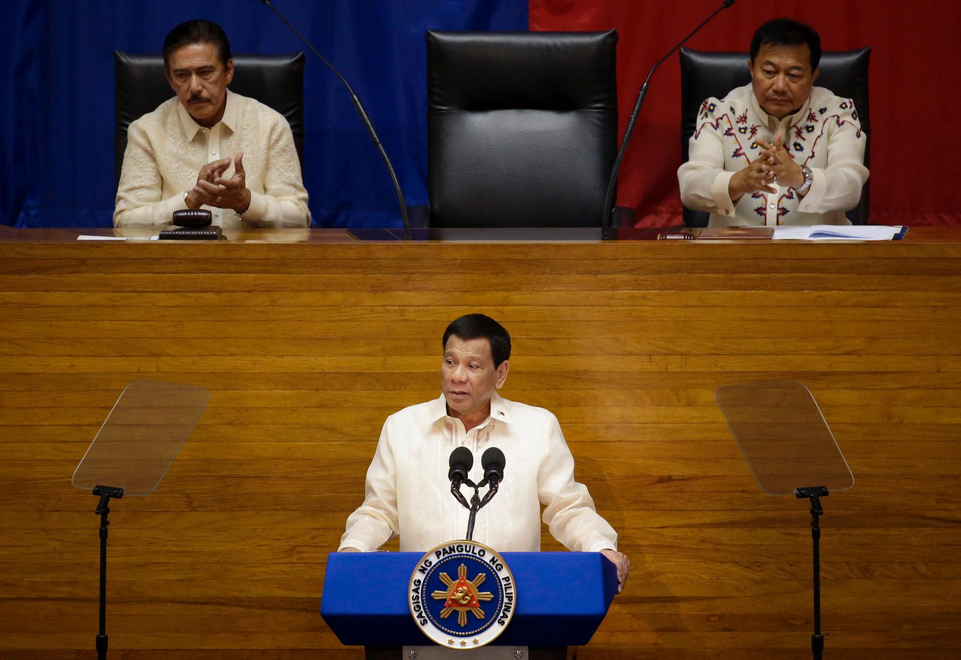 President Rodrigo Duterte i mitten talar och får applåder av Vicente Sotto till vänster och Pantaleon Alvarez, talman i representanthuset, till höger. Arkivbild.