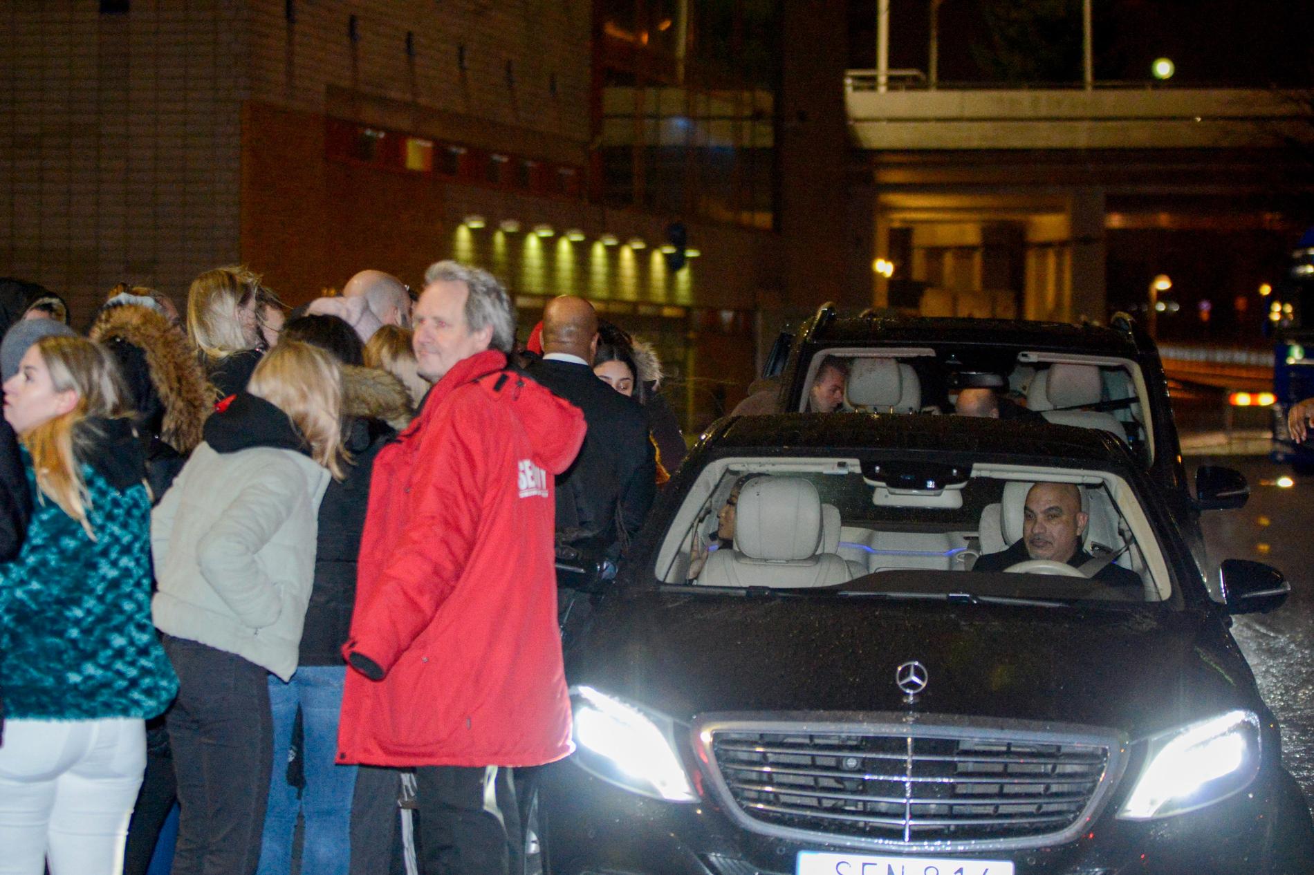 Efter konserten i Globen smet Nicki Minaj ut bakvägen där en klunga fans väntade vid hennes bil för att få hälsa på världsartisten. 