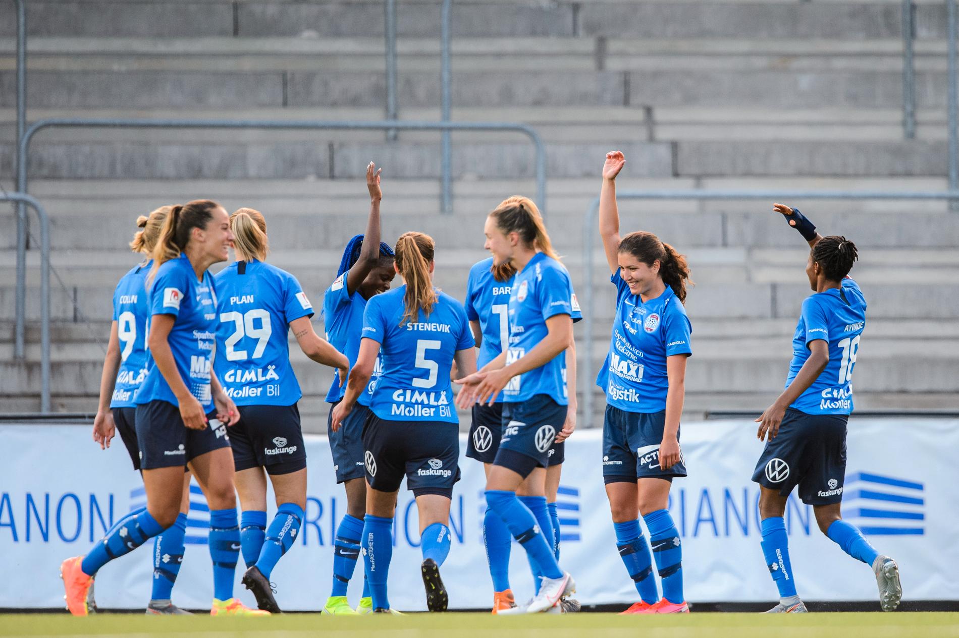 Eskilstunas spelare jublar efter segern mot regerande mästarna FC Rosengård