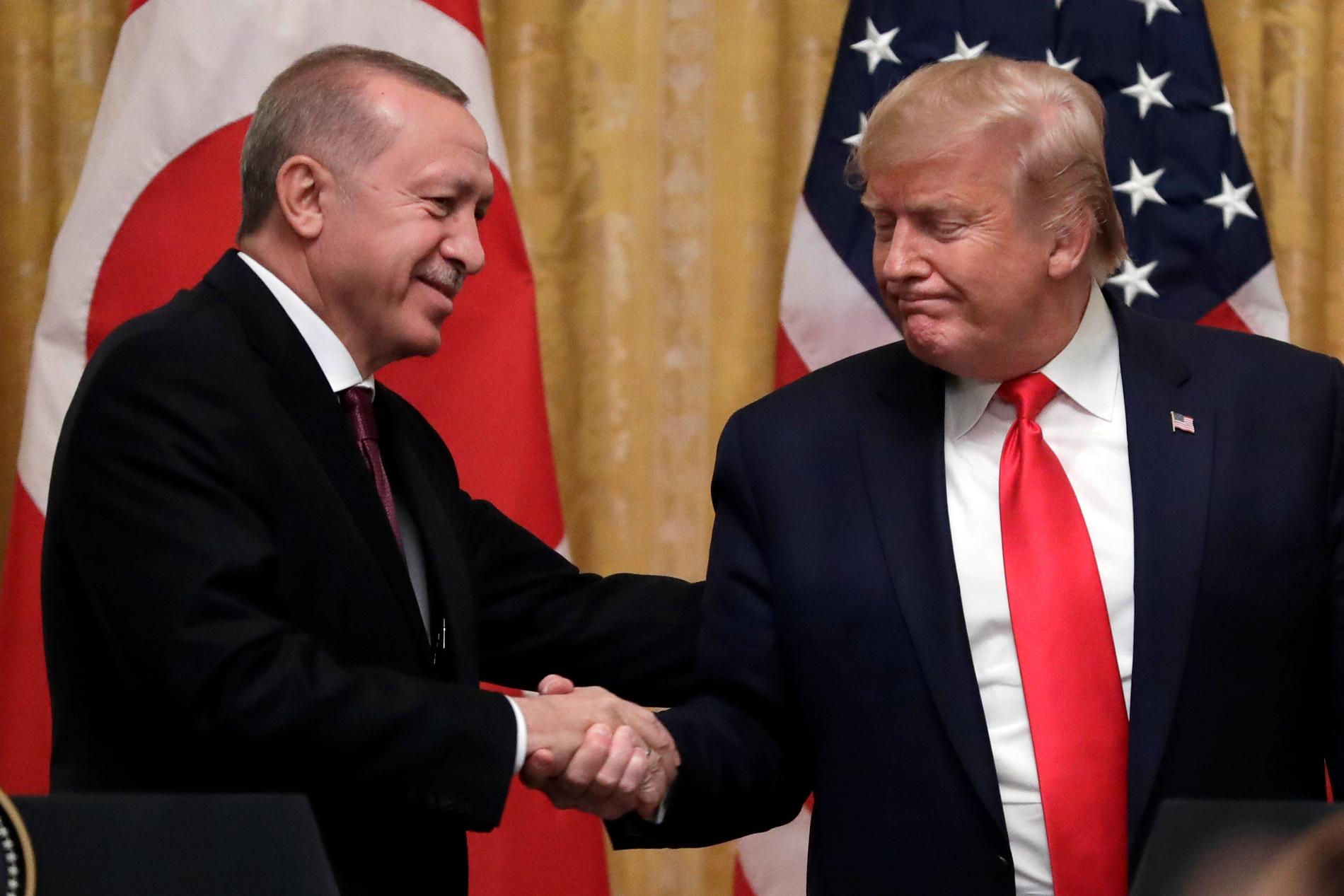 Recep Tayyip Erdogan (till vänster) och Donald Trump skakar hand efter mötet i Vita huset.