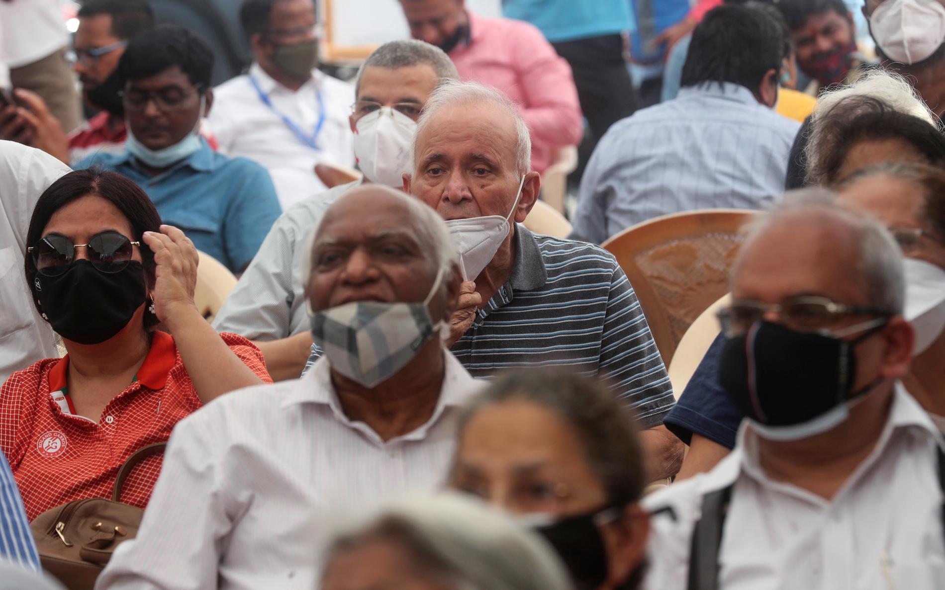 Äldre indier väntar på sin tur att få vaccinet mot covid-19. 