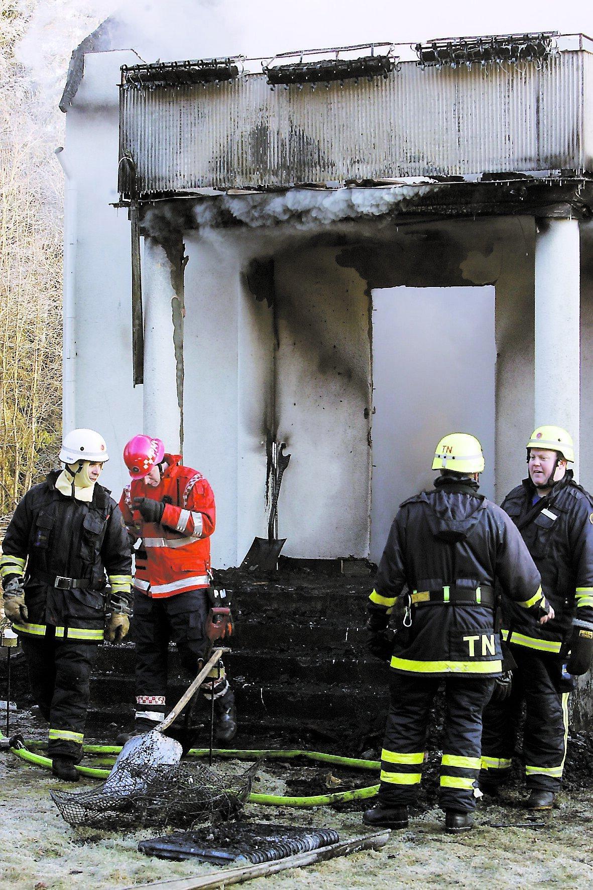 Släckningsarbetet fortsatte under dagen, men villan blev helt utbränd.