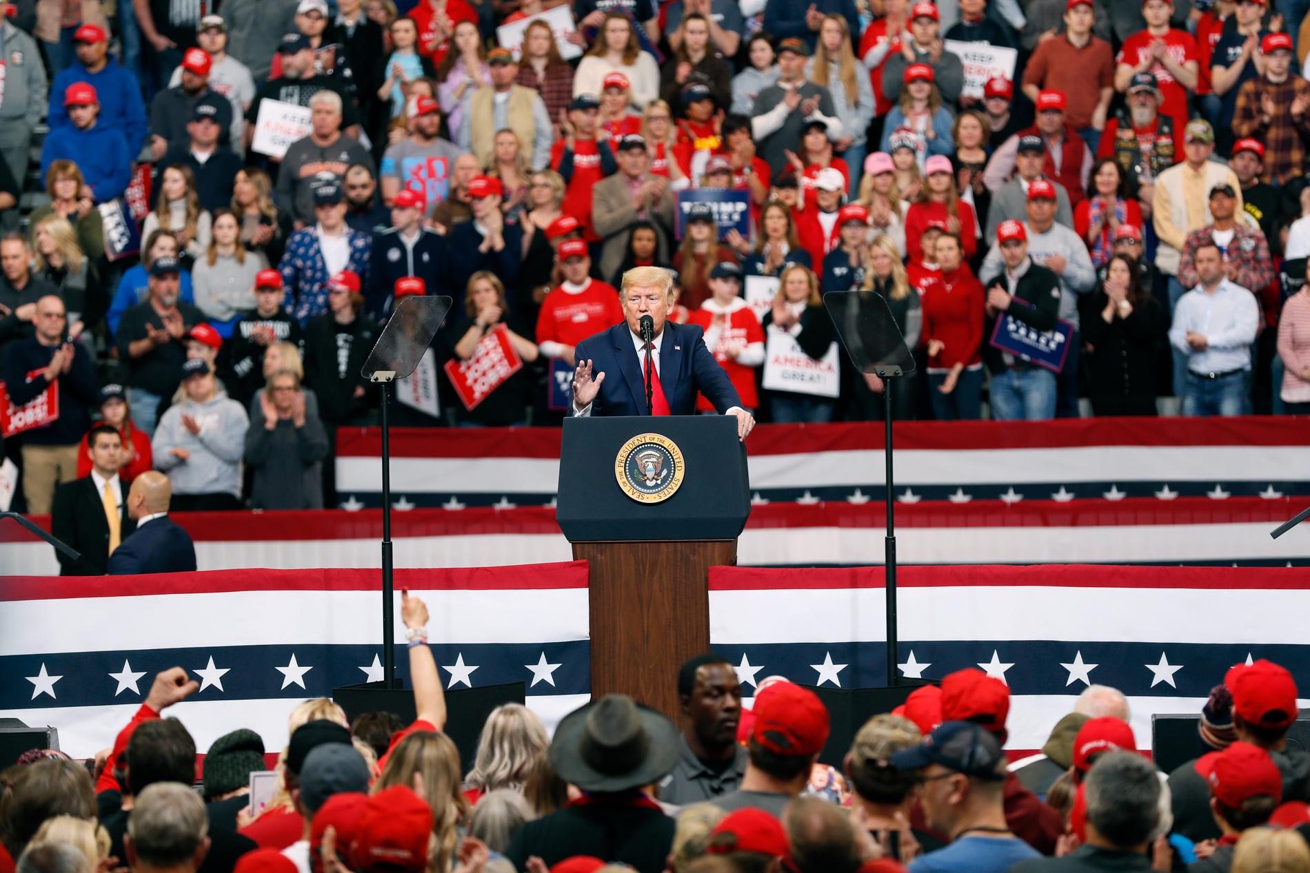 USA:s president Donald Trump, omgiven av anhängare, vid ett kampanjmöte i Des Moines i Iowa.