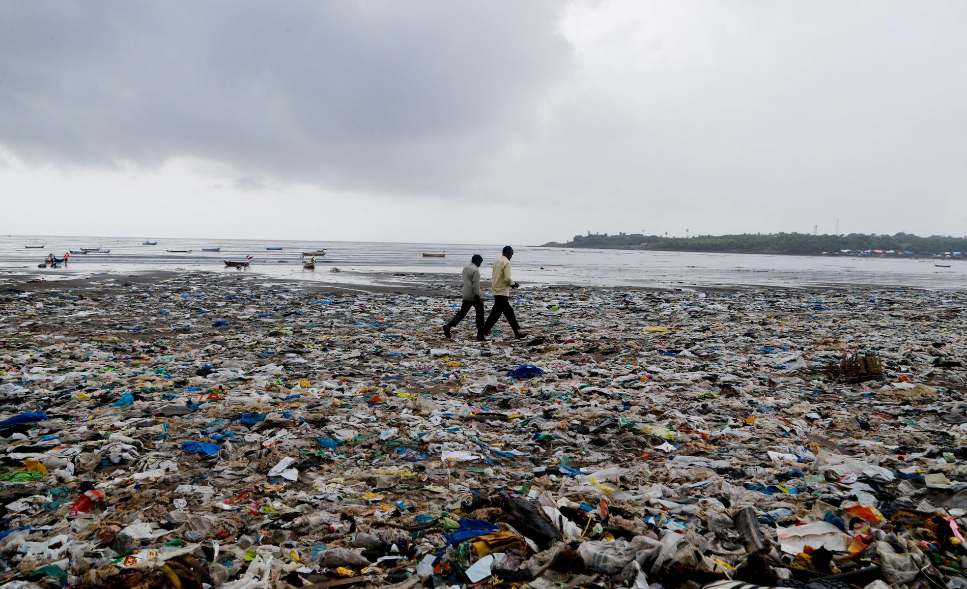 Versova Beach i Bombay, Indien, är nedskräpad av plast.