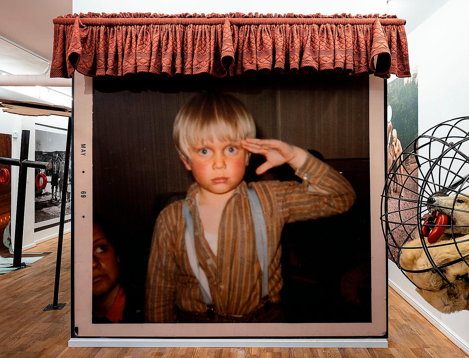 ”Konstnären som ung”, fotografi från 1969 ur familjealbum, printat på canvastapet. Från Peter Johanssons utställning Barnatro.