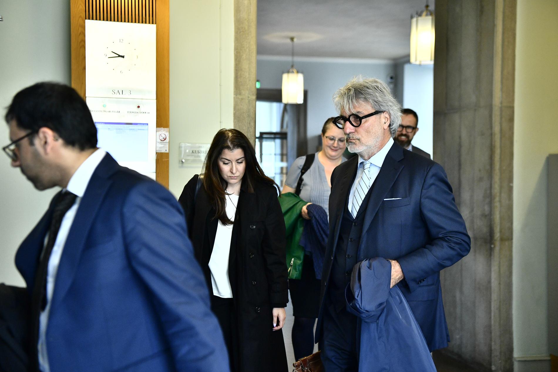 Kirurgen Paolo Macchiarini på väg in i rättssalen i Svea hovrätt vid en tidigare förhandlingsdag.
