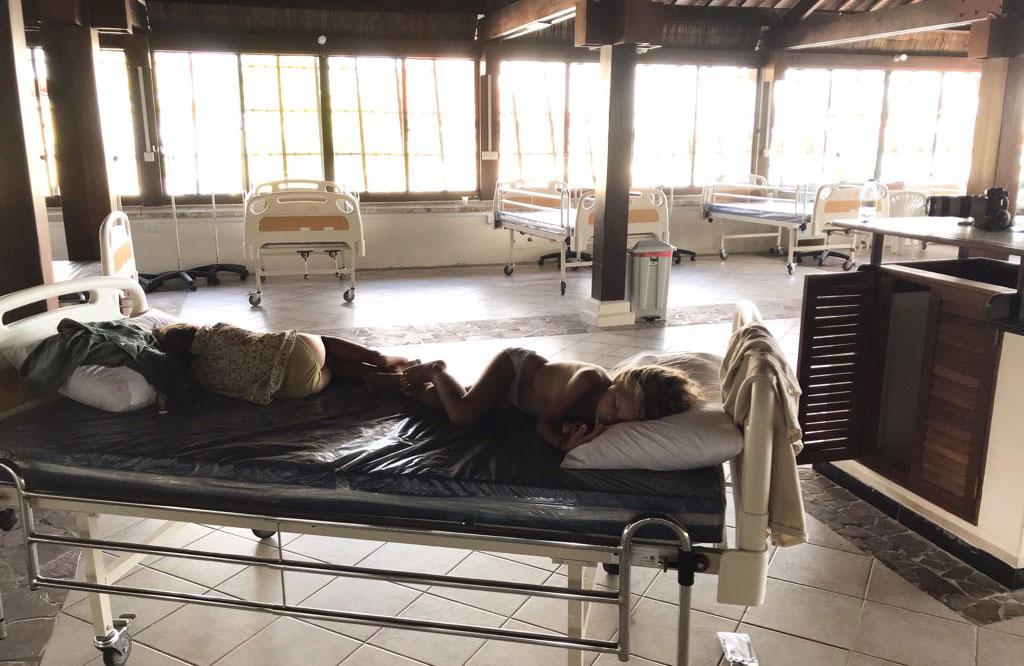 Barnen var utmattade och svaga på corona-ön. Rummet hade ingen luftkonditionering och på dagarna blev det runt 40 grader varmt. 
