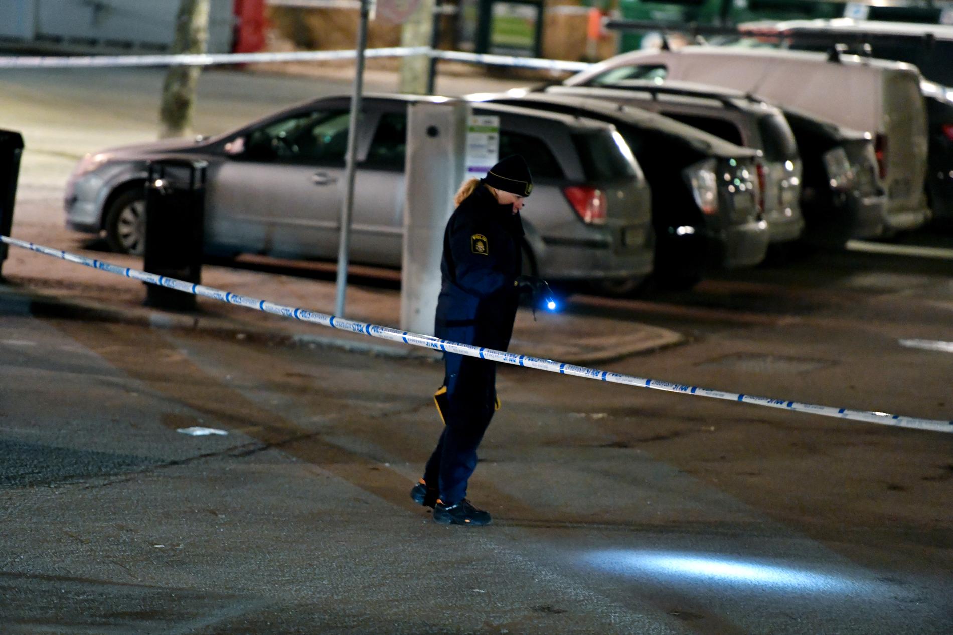 Natten till måndag sköts en man i 35-årsåldern vid Rissne centrum i norra Stockholm.
