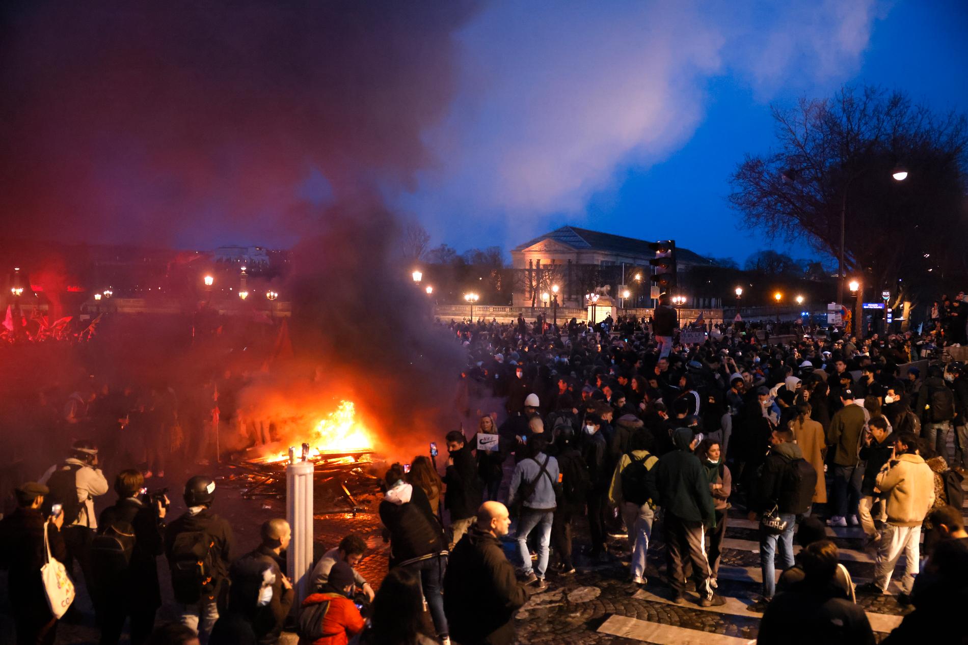 Protester i Paris under torsdagskvällen. 