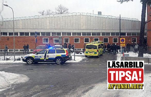 En person har knivskadats vid skola i Enskede, Stockholm.