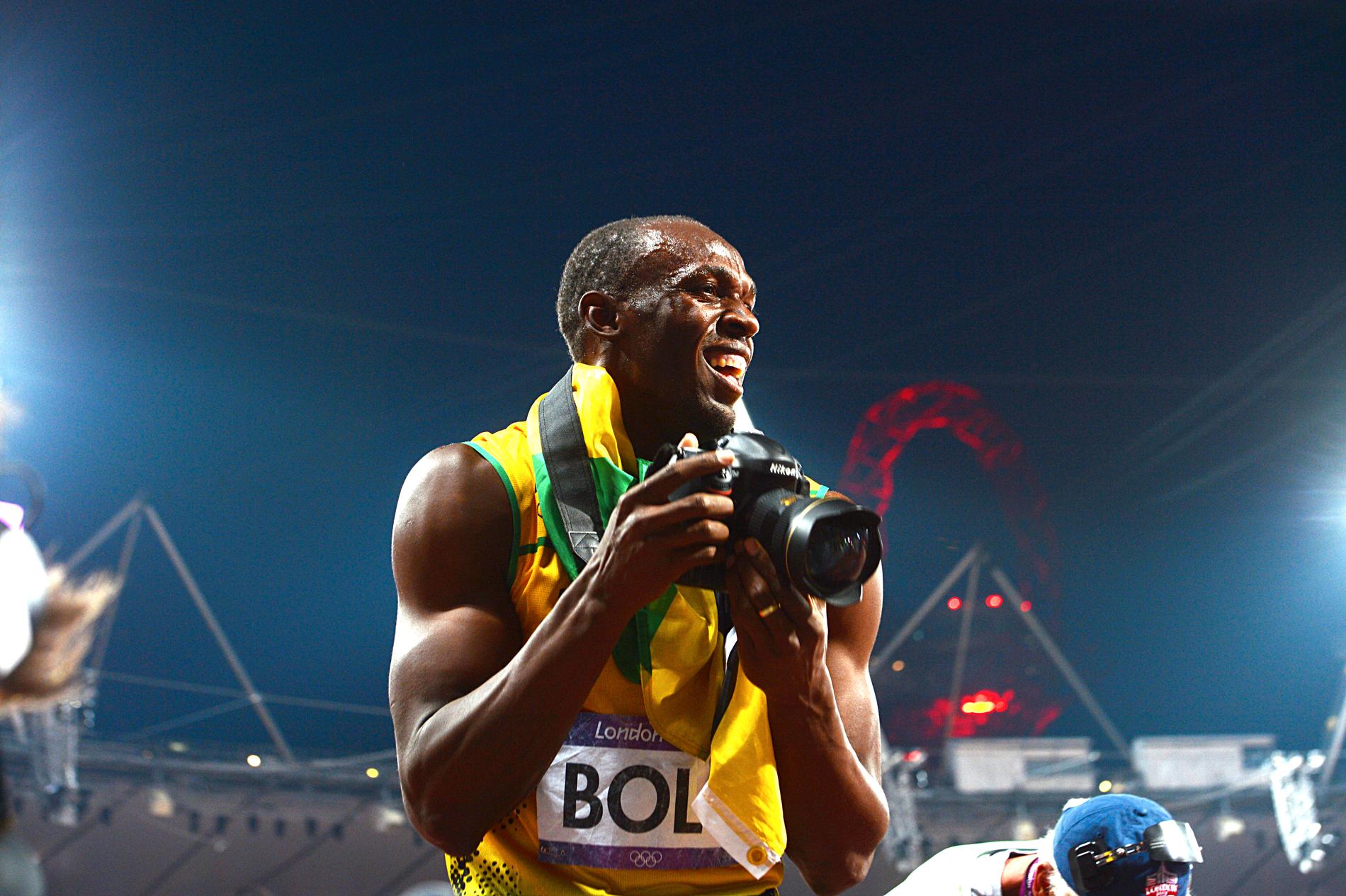 Bolt lånar Sportbladets fotograf Jimmy Wixtröms kamera och förevigar segerfesten och Jamaicas storslam i 200 meters finalen.