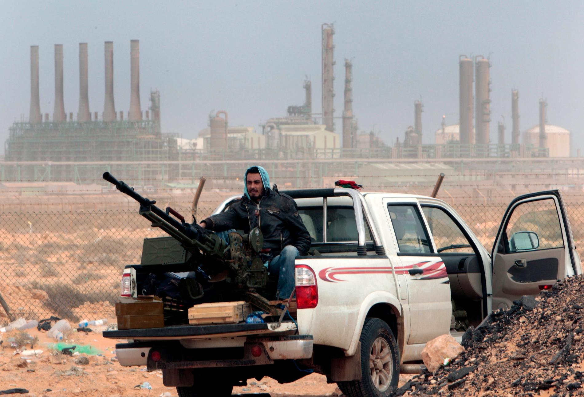 Bilden på en libysk rebell framför ett oljefält är från inbördeskriget 2011 när Gaddafi störtades från makten, och har ingen vidare koppling till texten. Arkivbild.