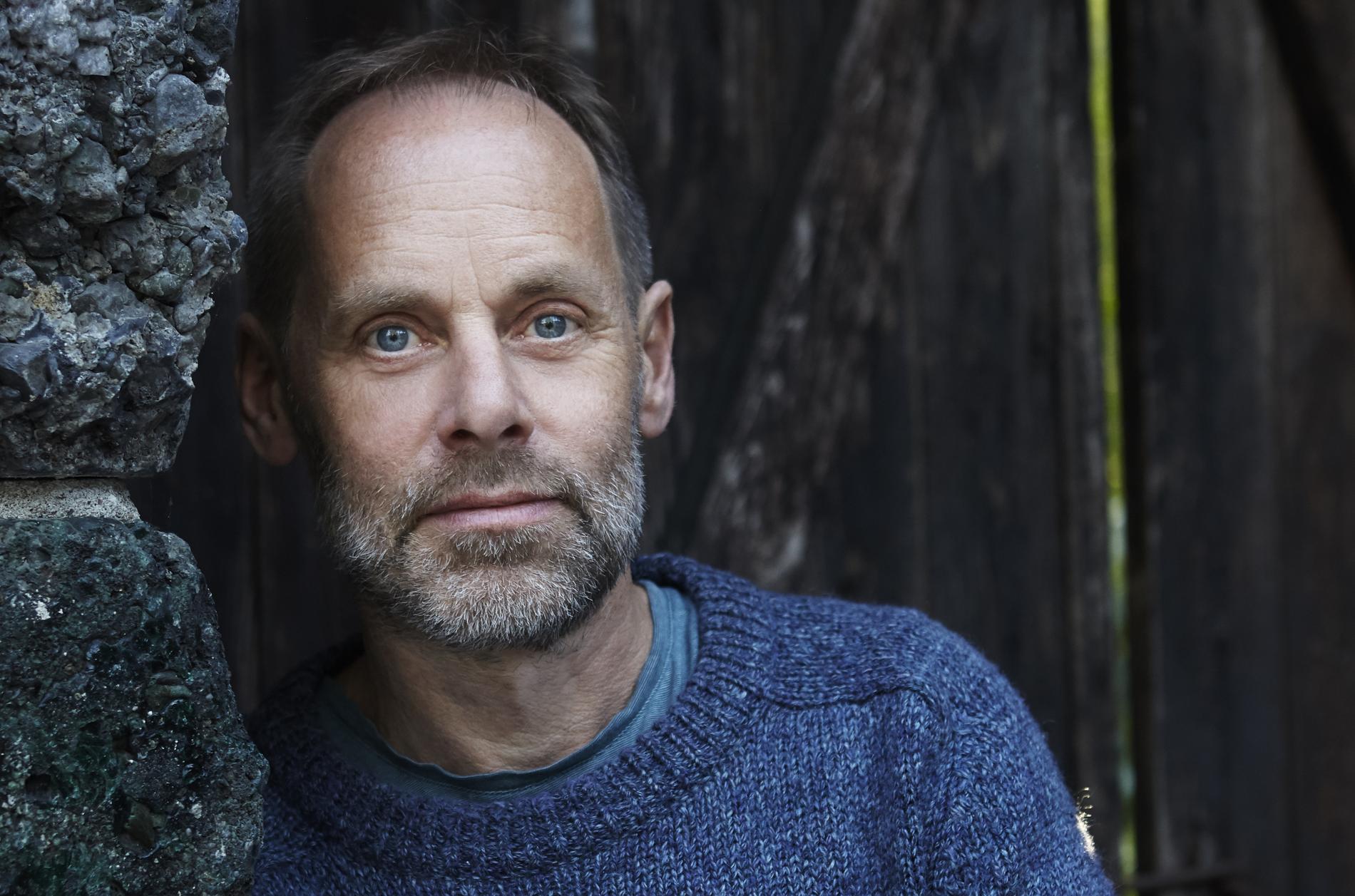 Petter Lindgren (född 1965) är kulturskribent och poet. ”Singer” är hans debut som romanförfattare.