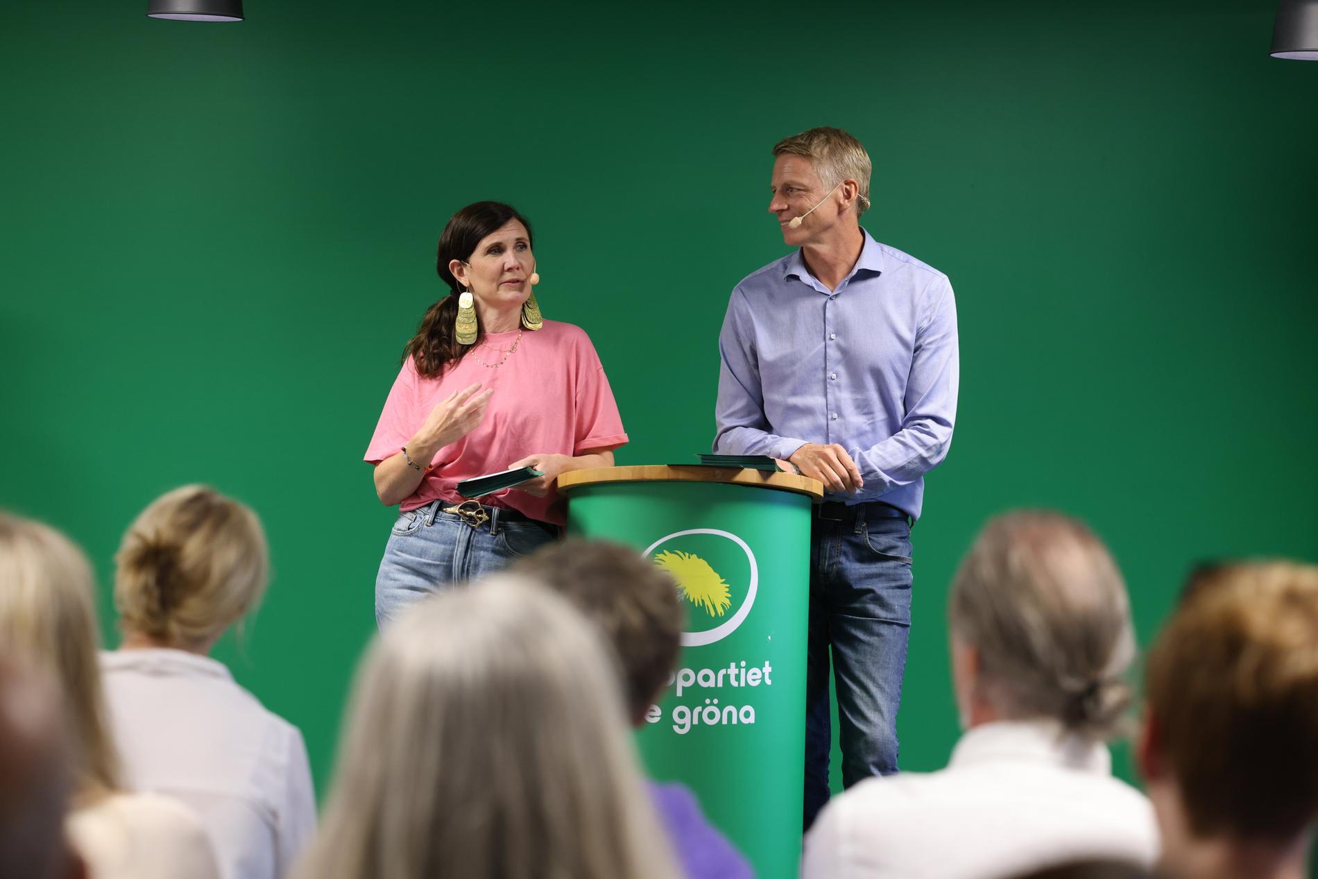 Miljöpartiets språkrör Märta Stenevi och Per Bolund under sommartalet på partikansliet i Stockholm.