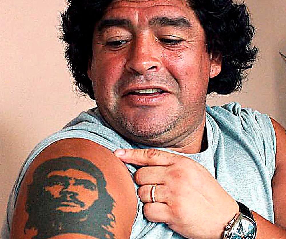 Argentinas Diego Maradona visar stolt tatueringen med revolutionsikonen Che Guevara.