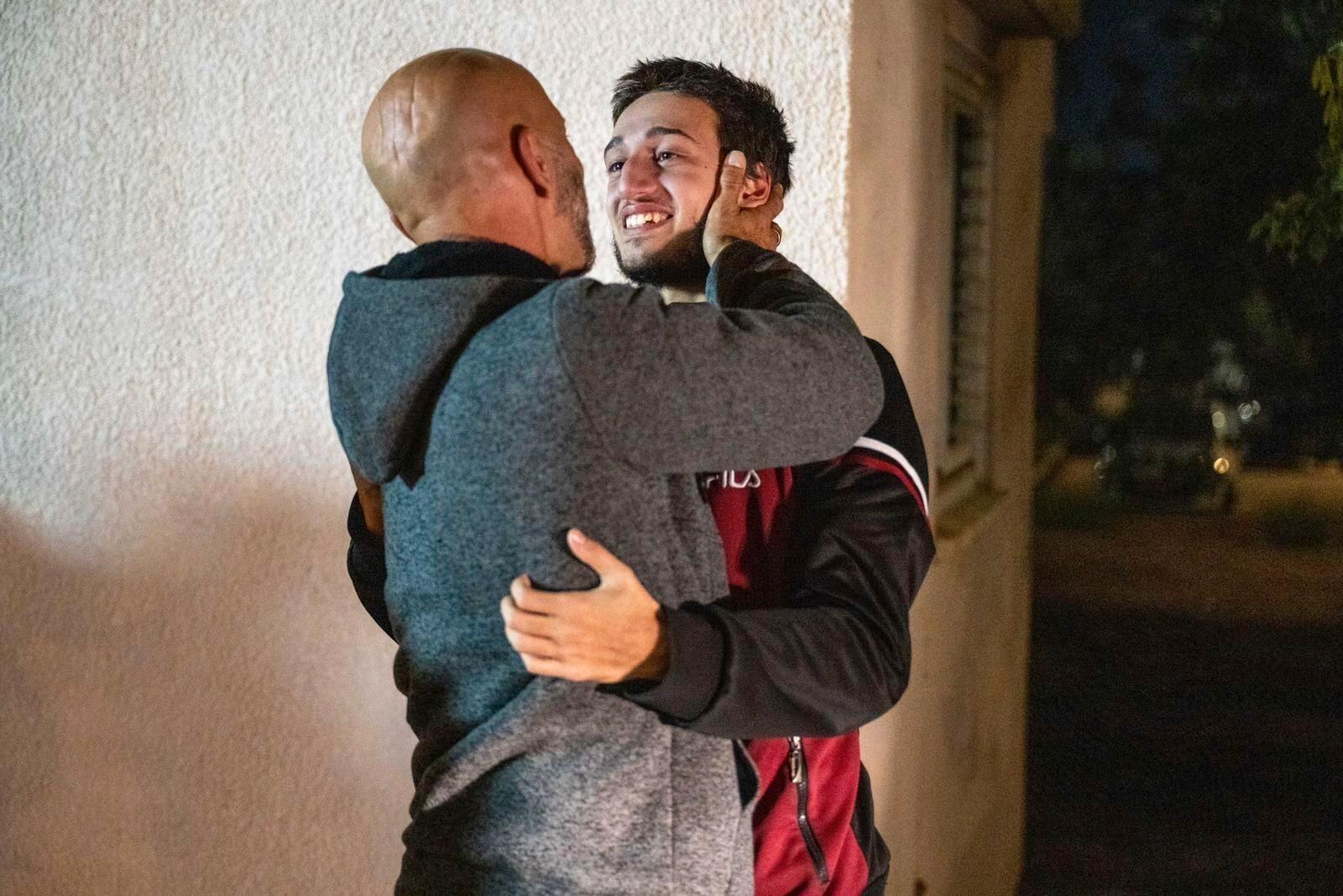 Hamas har tagit hundratals israeler som gisslan och vissa har släppts i fångutväxlingar. På bilden återförenas Liam Or som suttit gisslan med sin pappa.