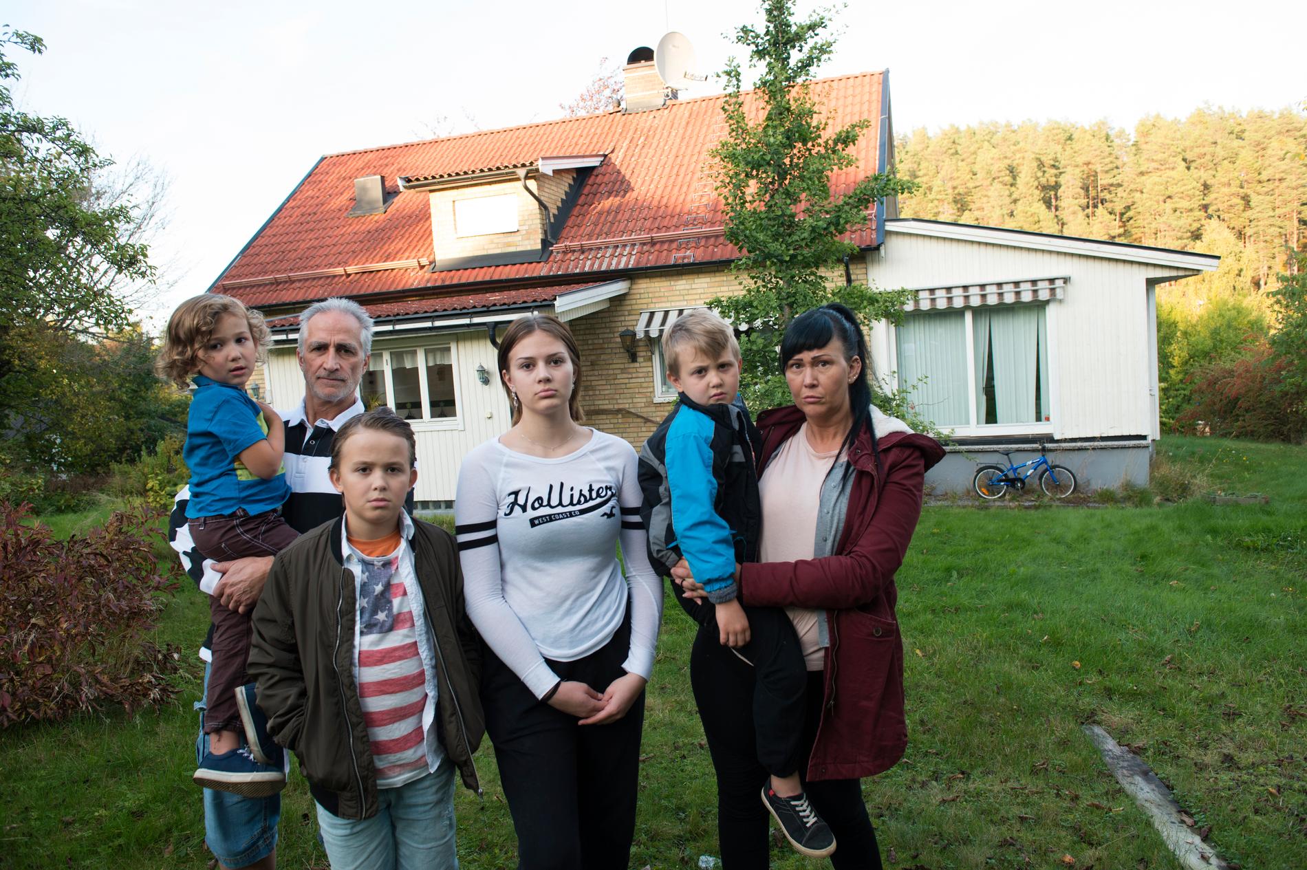 Familjen Gudbrand: Caspian, 4, pappa Tony, 56, Maximilian, 10, Nicolle, 14, Qvintus, 6 och mamma Beatrice bor på giftig mark i Mariebo, Jönköping. 