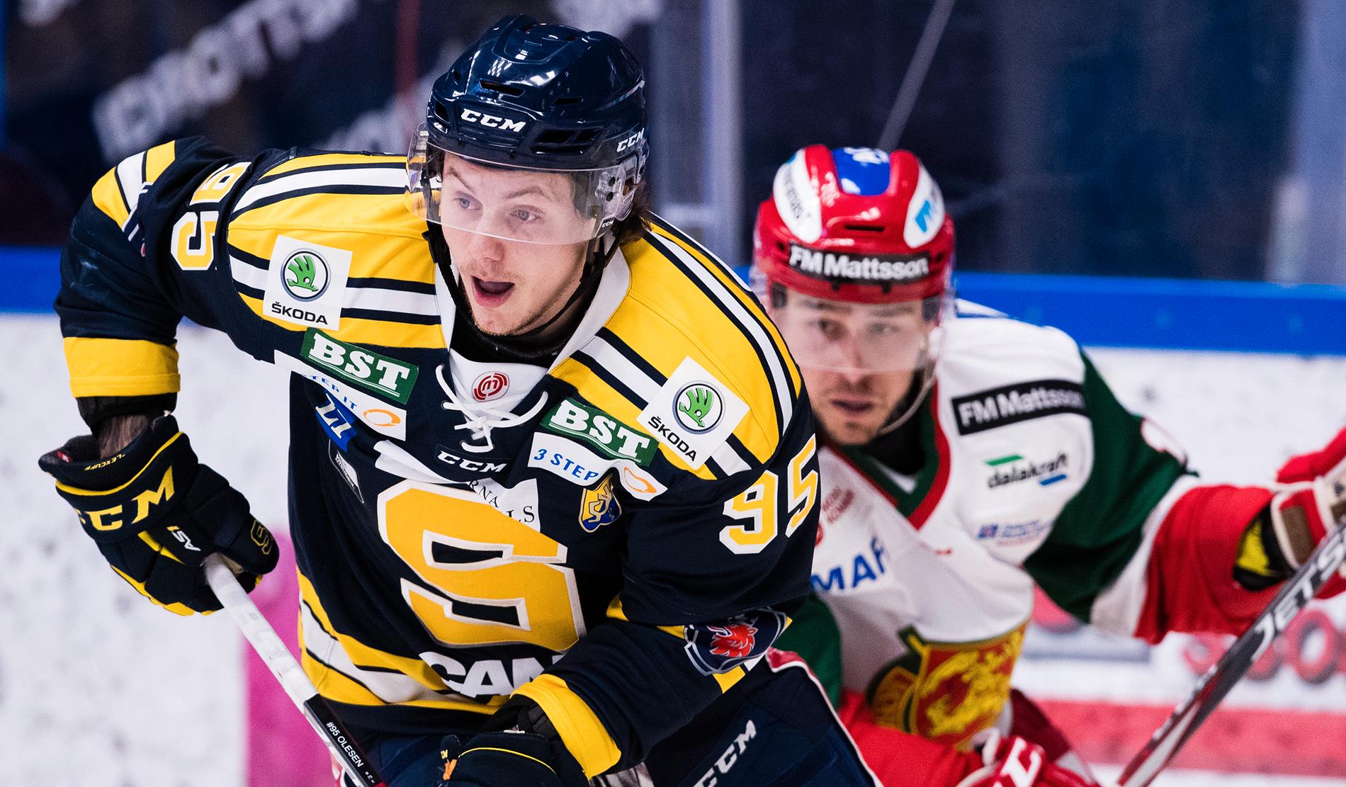 Södertäljes Nick Olesen och Moras Tomas Skogs tjafsade i premiären av hockeyallsvenskan.  