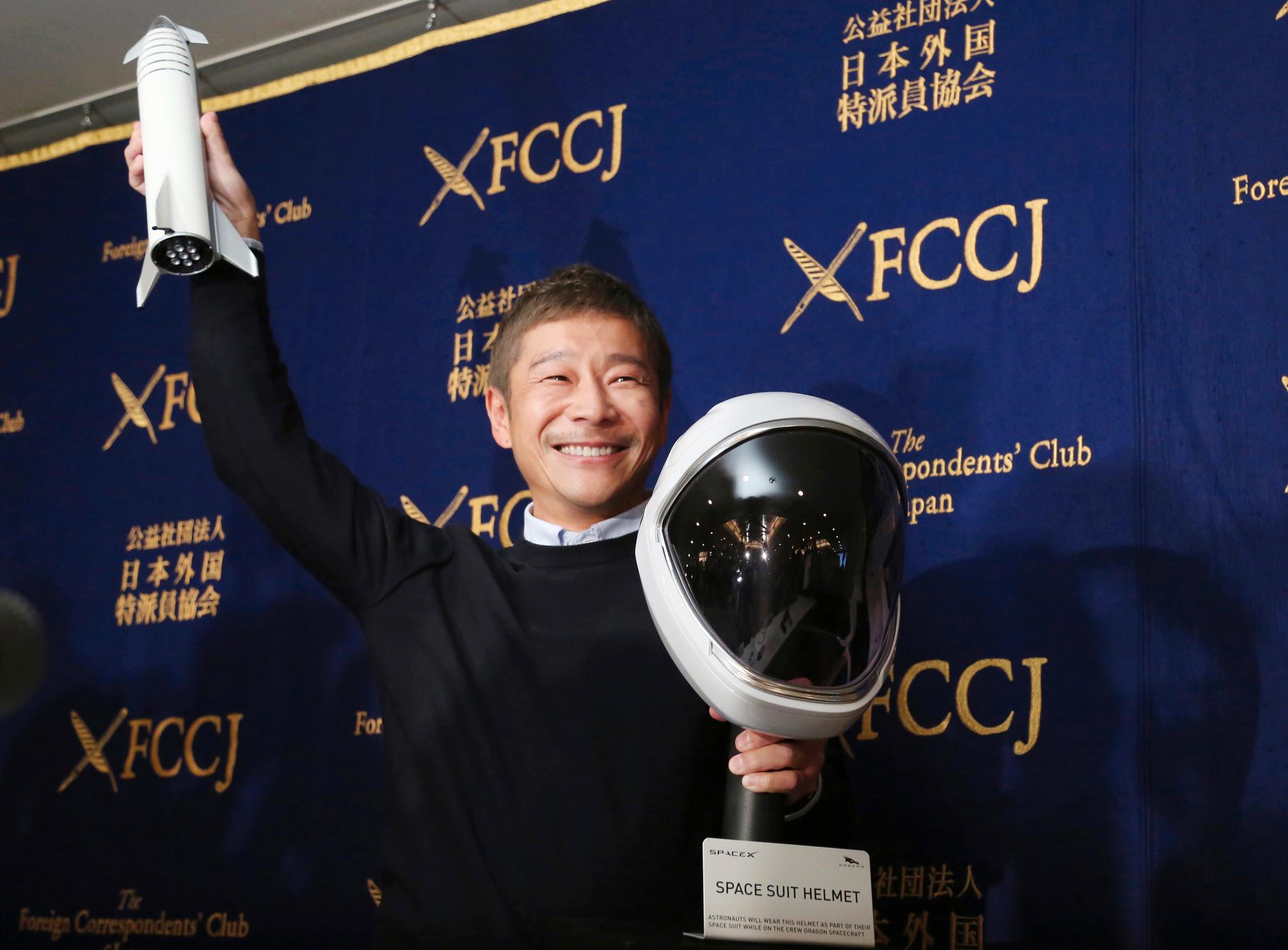 42-årige Yusaku Maezawa ser ut att bli världens första privata rymdresenär. Den japanske miljardären längtar efter att få se jorden från rymden, en tanke som gör honom "tårögd".