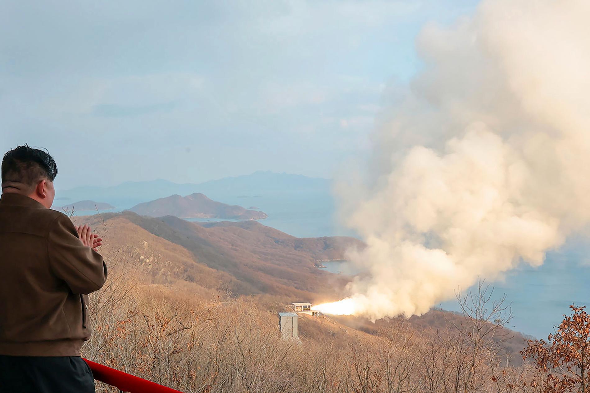 Nordkoreas ledare Nordkoreas ledare Kim Jong-Un följer vad som uppges vara ett test av ett hypersoniskt vapen.