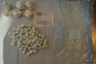 Bilder från polisens förundersökning visar narkotikan som hittades i mannens hem.