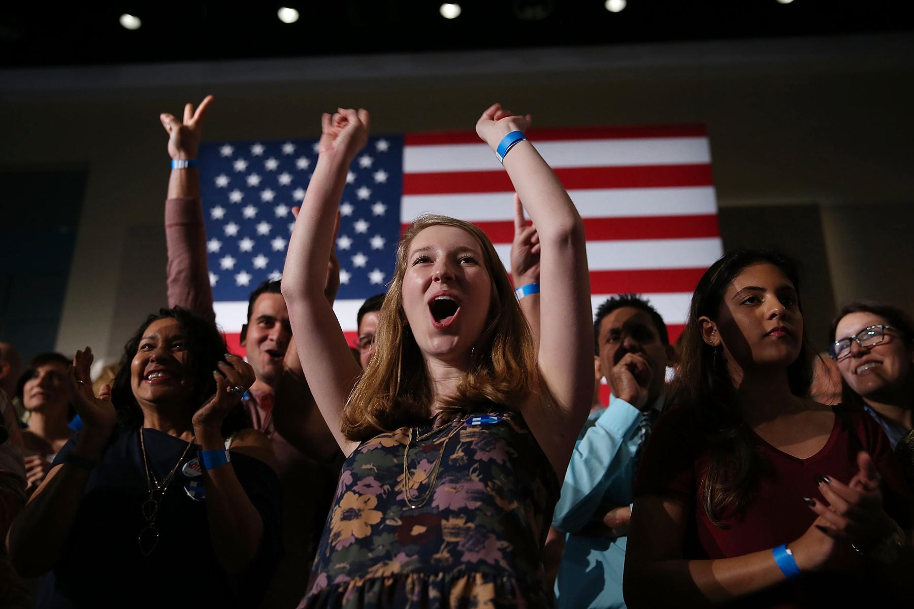Clintonanhängare reagerar på de första siffrorna i Palm Beach County Convention Center .