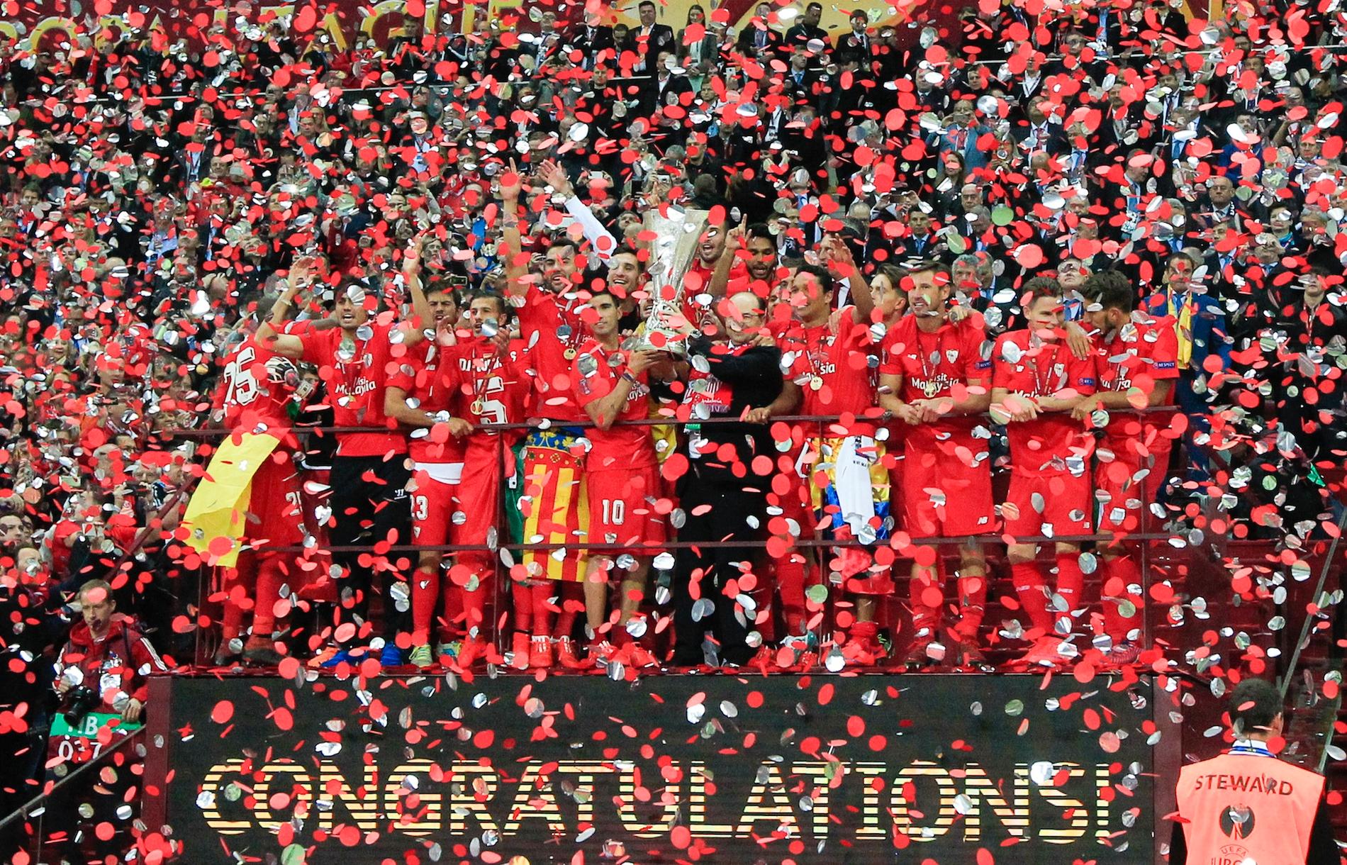 Sevilla-spelarna firar med Europa League-pokalen efter att ha slagit Dnipro med 3–2 i finalen.