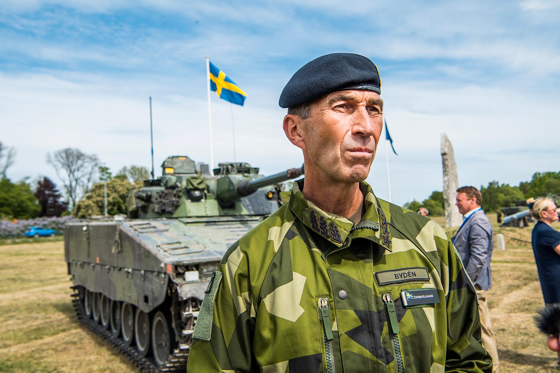 ÖB Micael Bydén under återinvigningen av Gotlands regemente i maj.