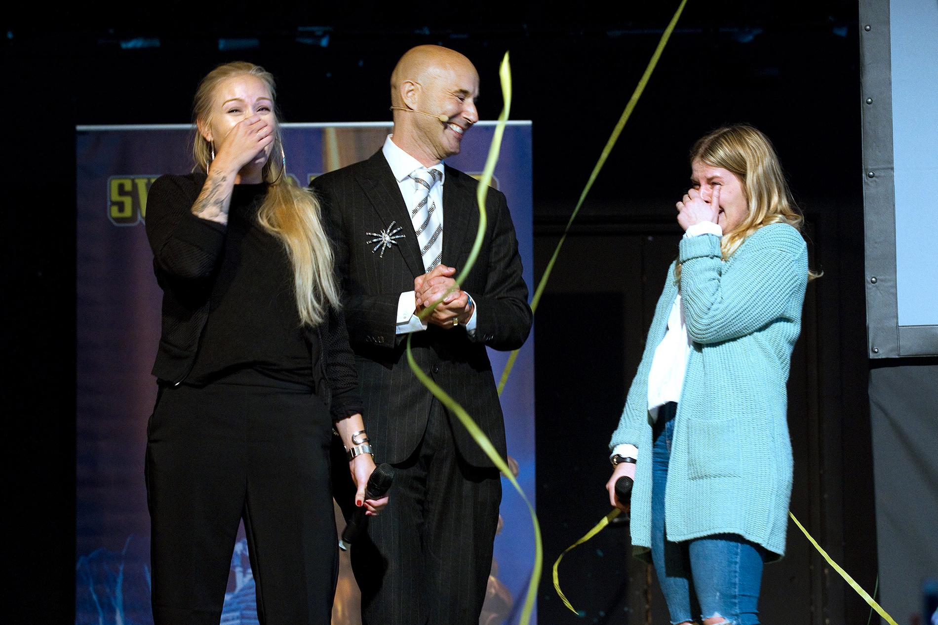 Båda tjejerna brast ut i tårar när de fick veta att de utsetts till Årets Medmänniskor 2016, och kommer att prisas på Svenska hjältars gala i december.