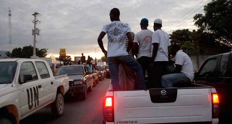 Trafikkaos i Port-au-Prince i går.