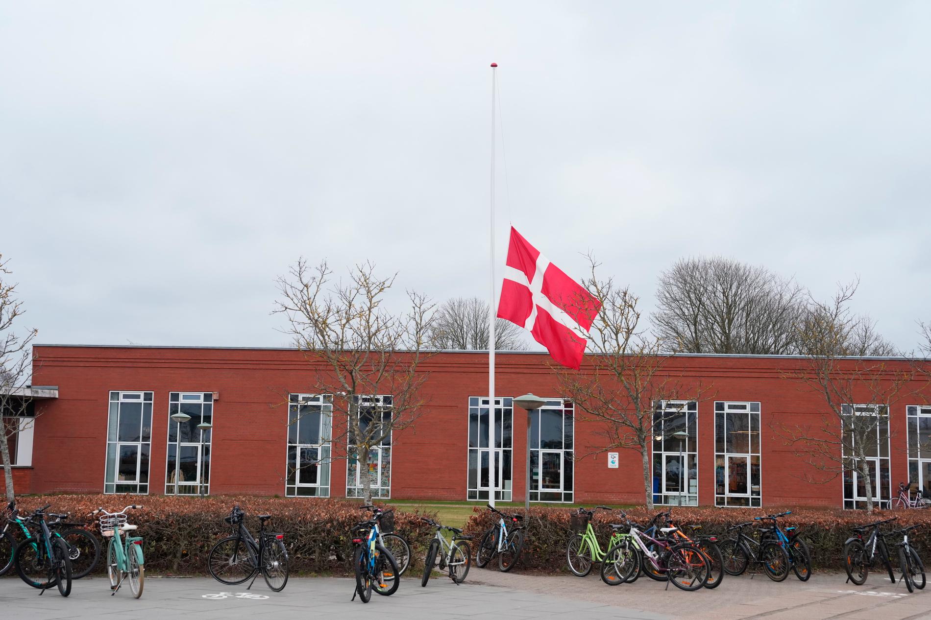 Flaggan vid skolan i Hjallerup vajar på halv stång.