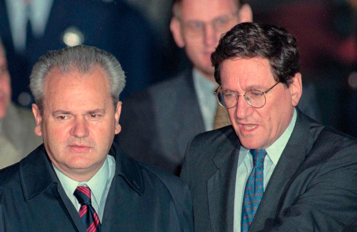 Serbiens president Slobodan Milosevic och USA:s biträdande utrikesminister Richard Holbrooke vid fredssamtalen  i Dayton, Ohio, 31 oktober, 1995.